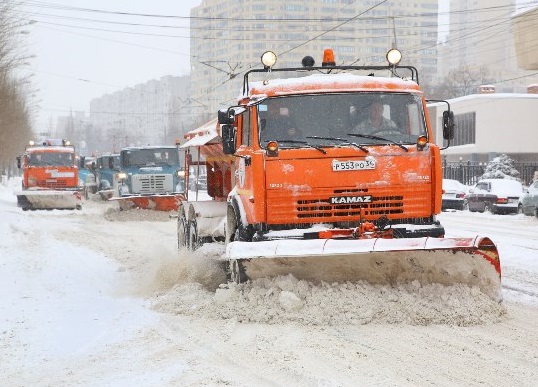 В Волгограде расчисткой и обработкой дорог занимались дополнительные бригады